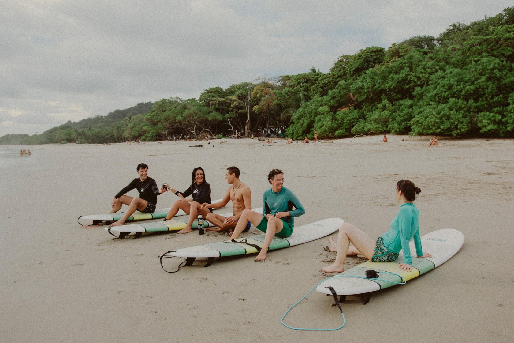 Retiro de Surf y Yoga: Por Qué la Combinación Funciona Mejor que Cualquiera por Separado